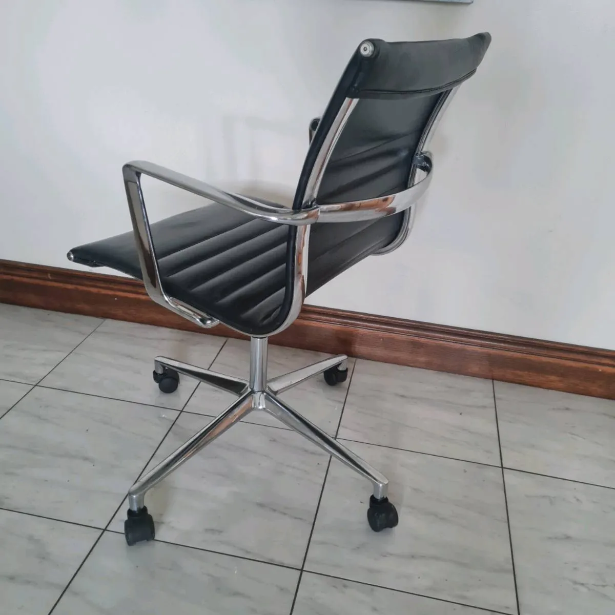 Black meeting executive office chairs - Image 2