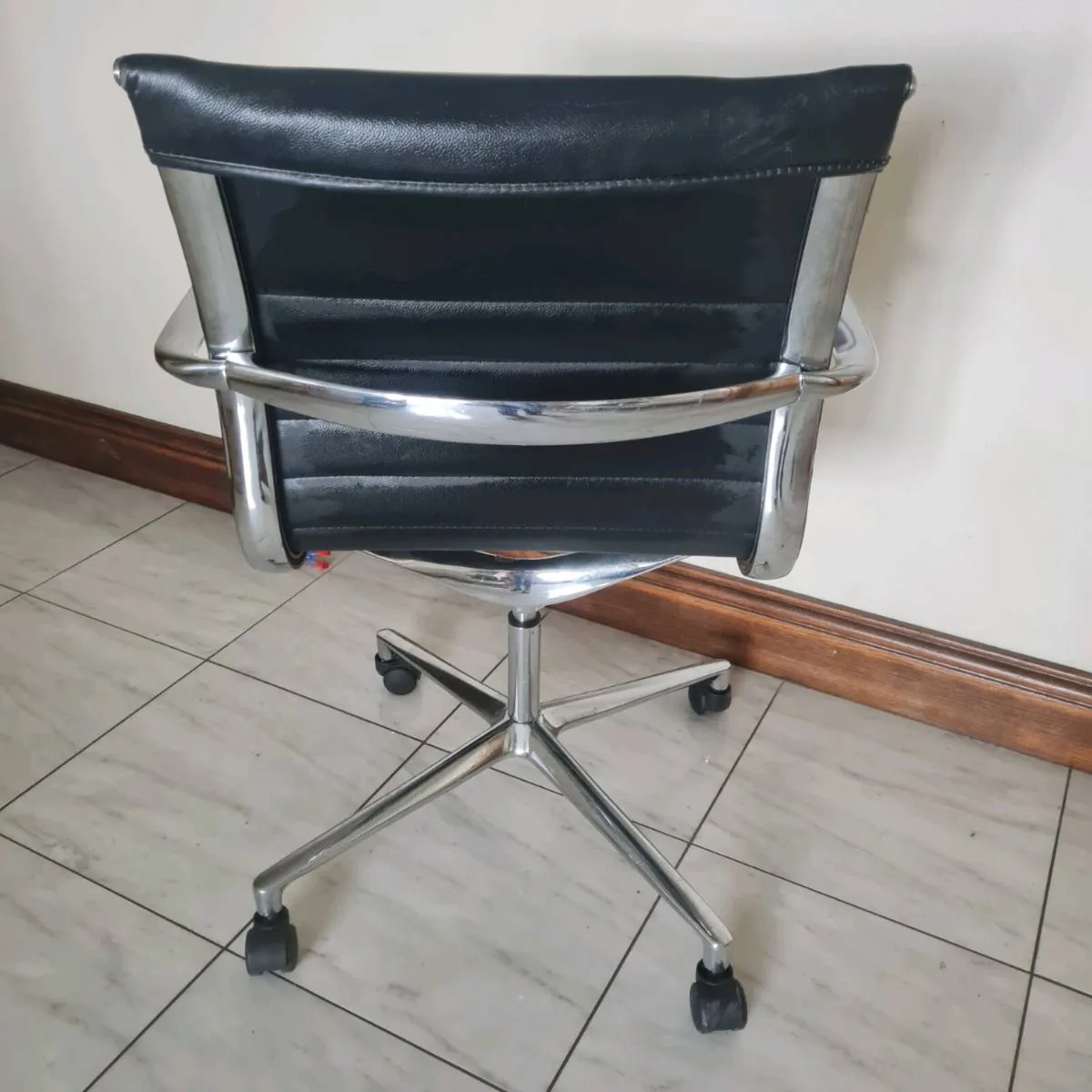 Black meeting executive office chairs - Image 3