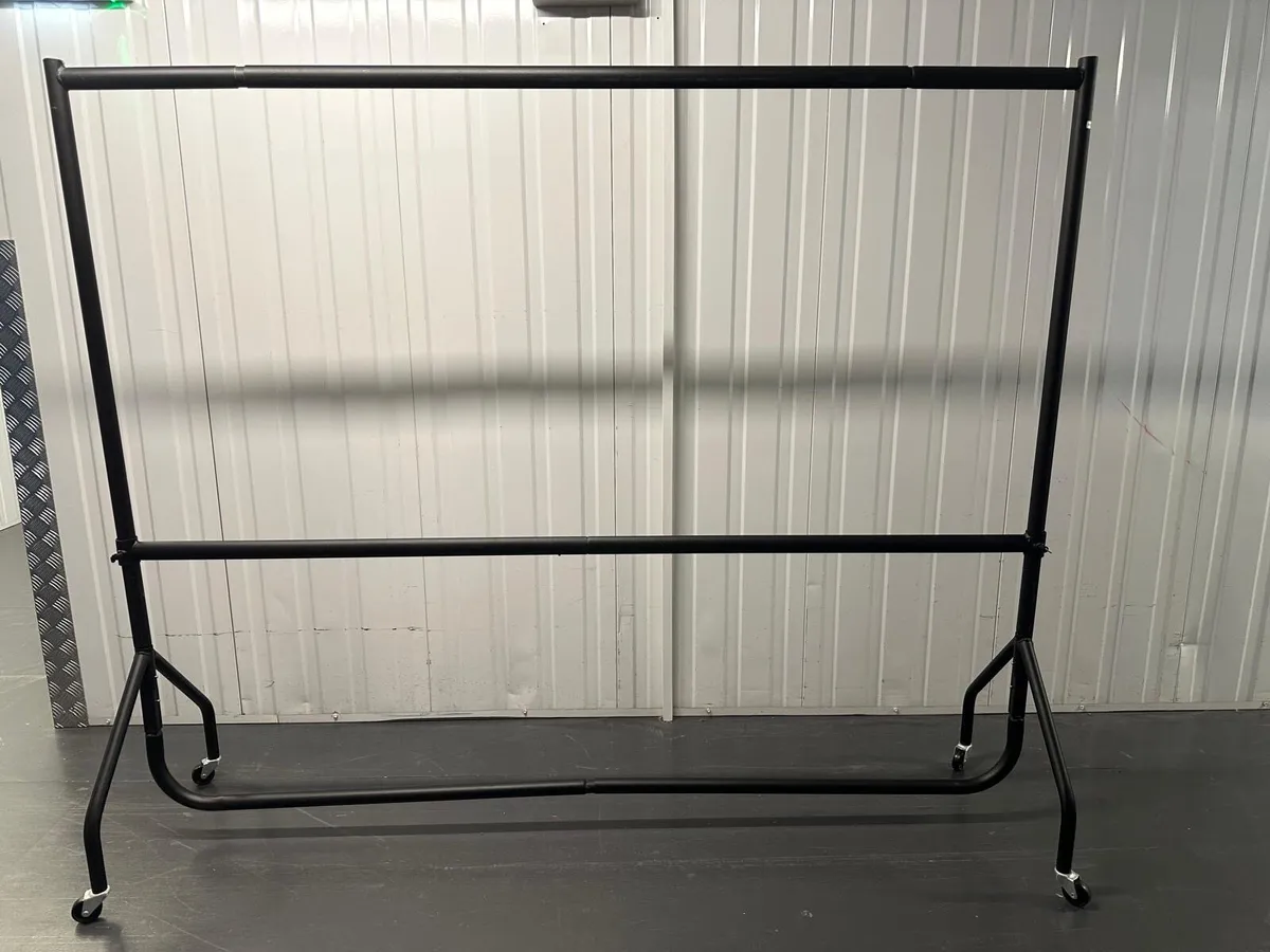 Movable clothes hanger