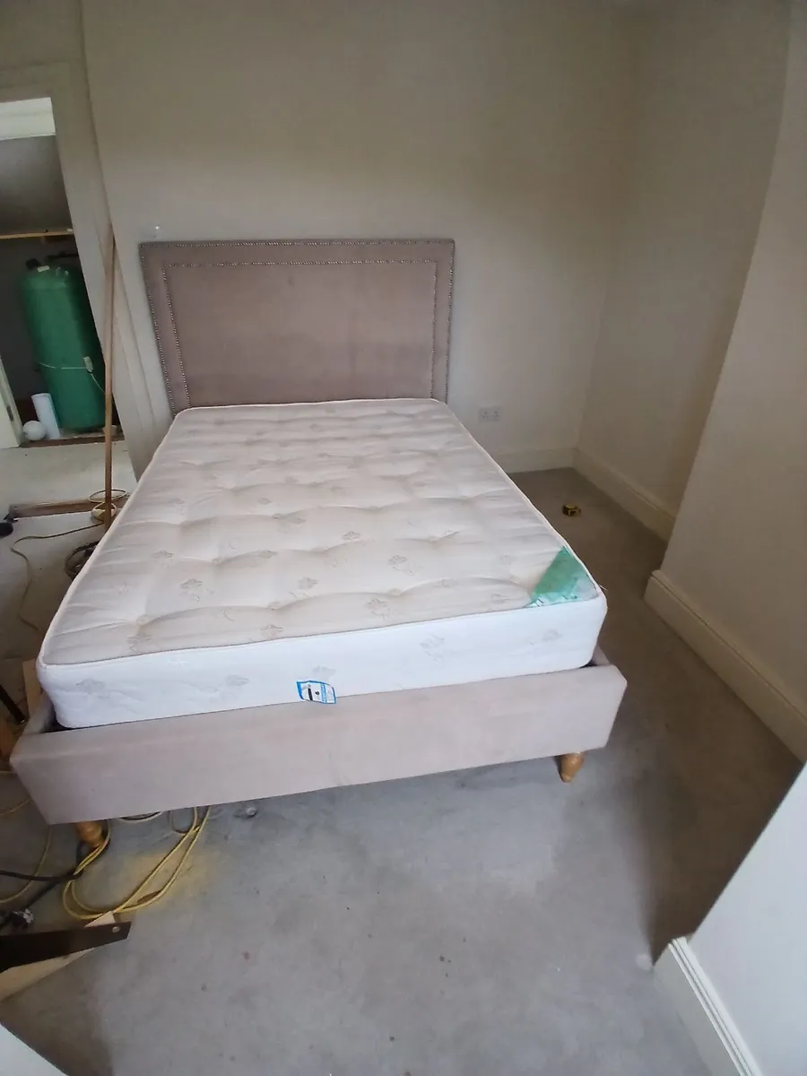 Bed and 2 seater - Image 1