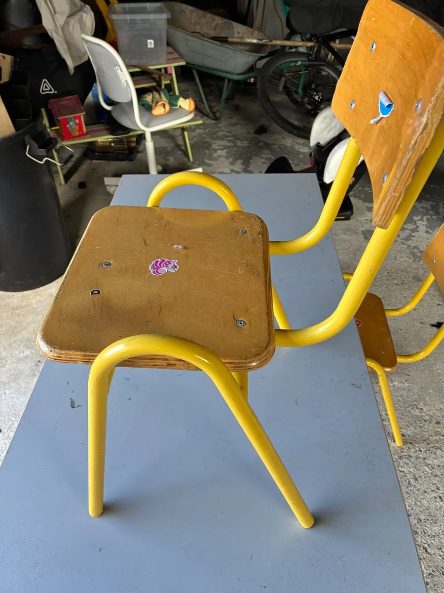 Children’s desk and chairs - Image 2