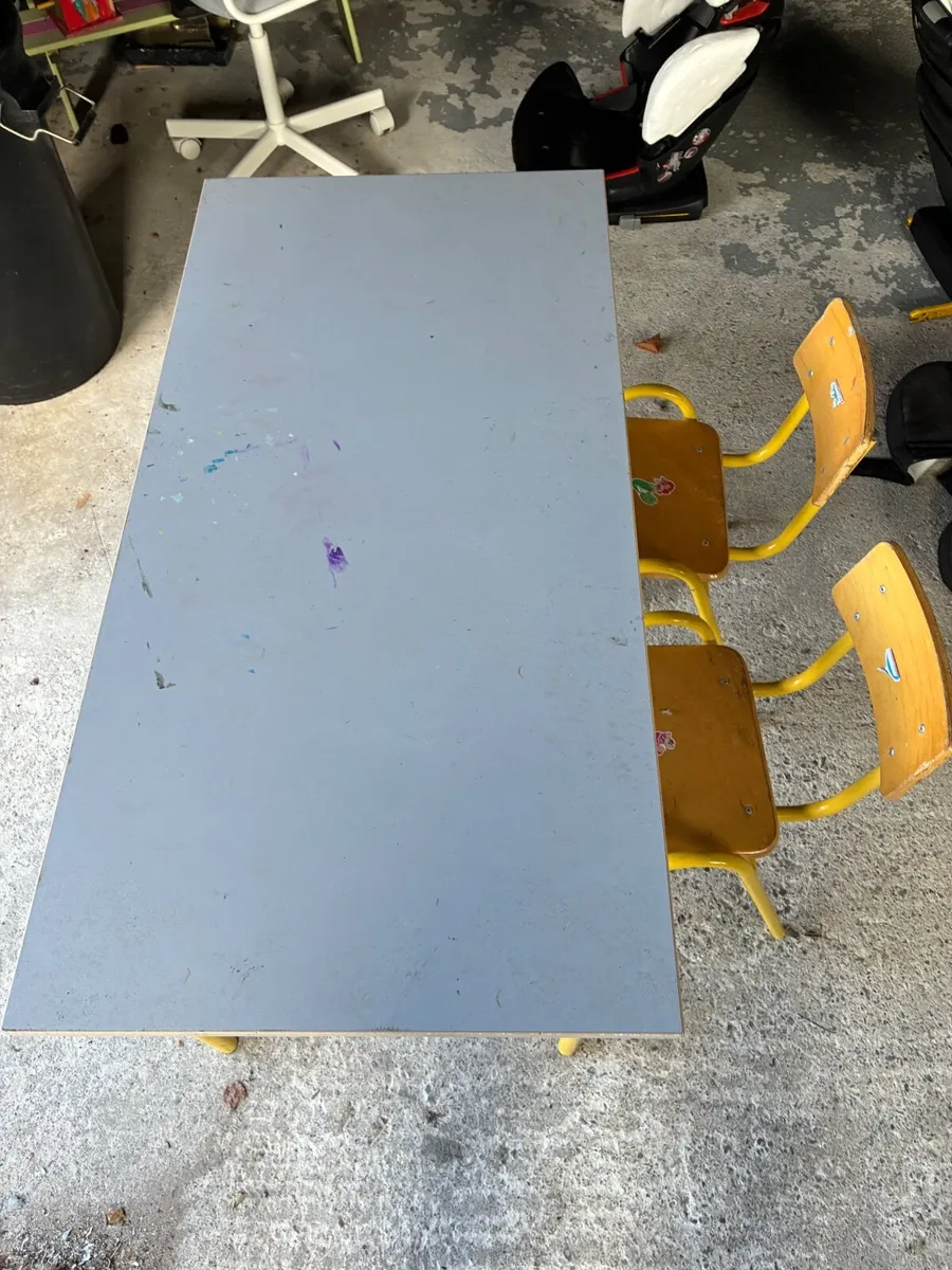 Children’s desk and chairs - Image 1