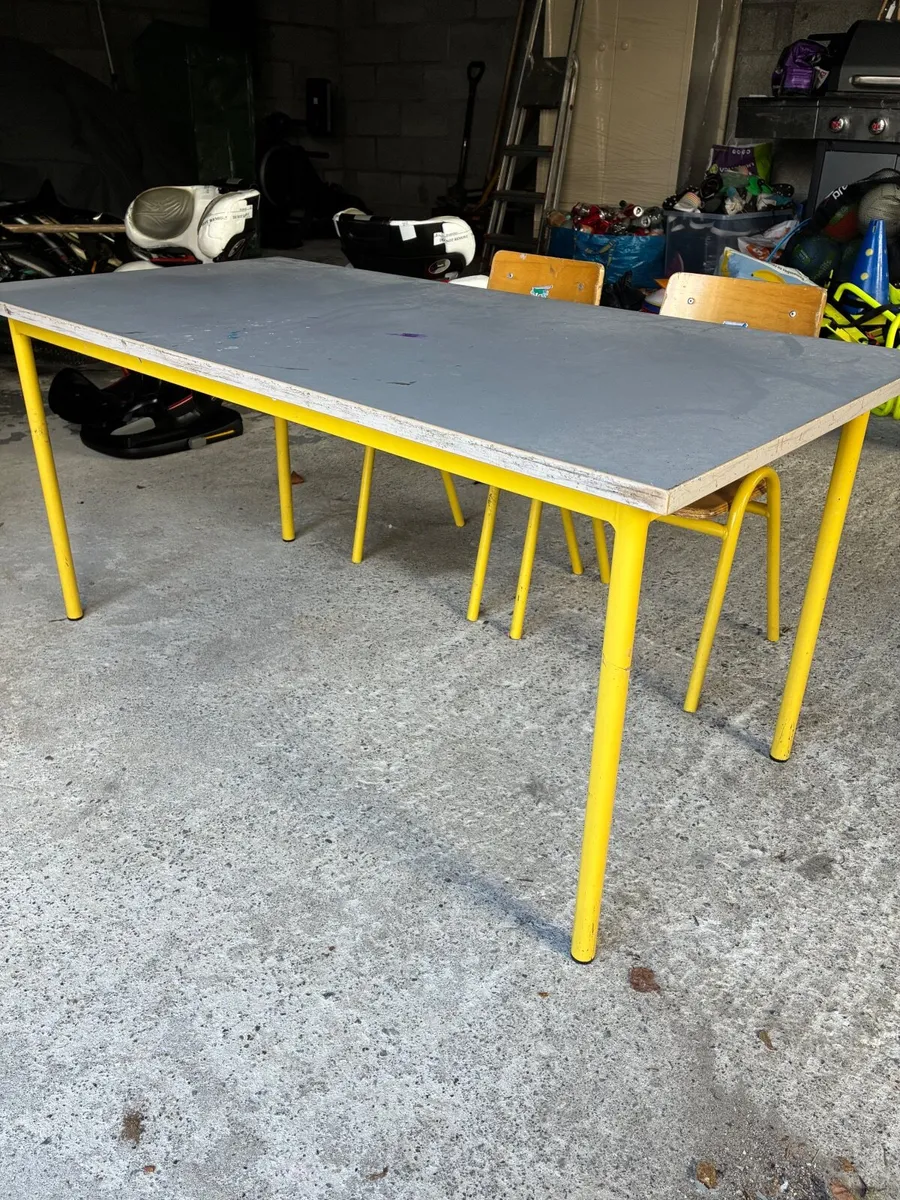 Children’s desk and chairs - Image 3