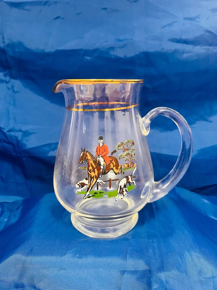 Glass jug with hunting scene - Image 1