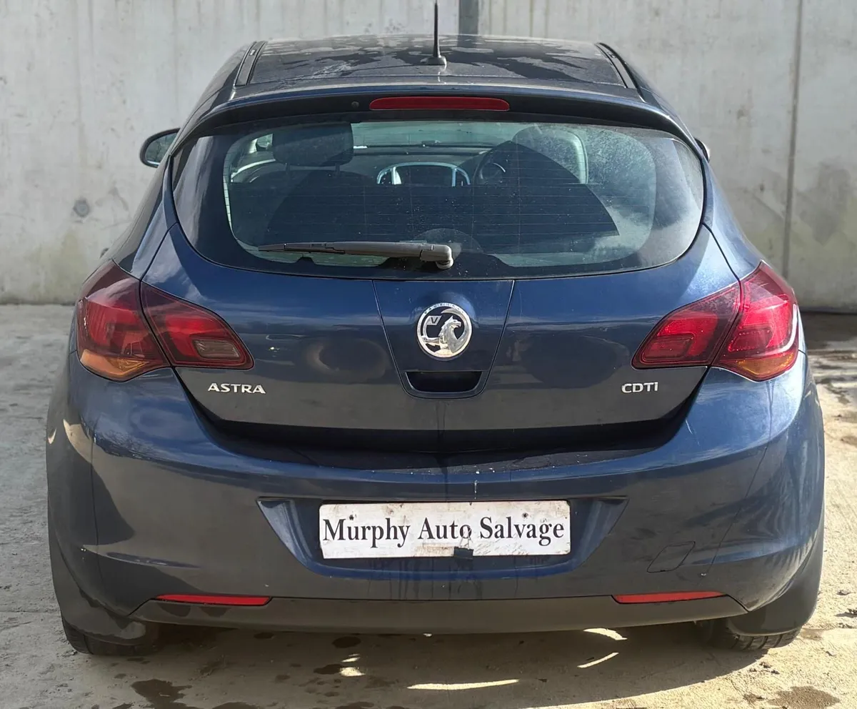 2010 Opel Astra for parts - Image 4