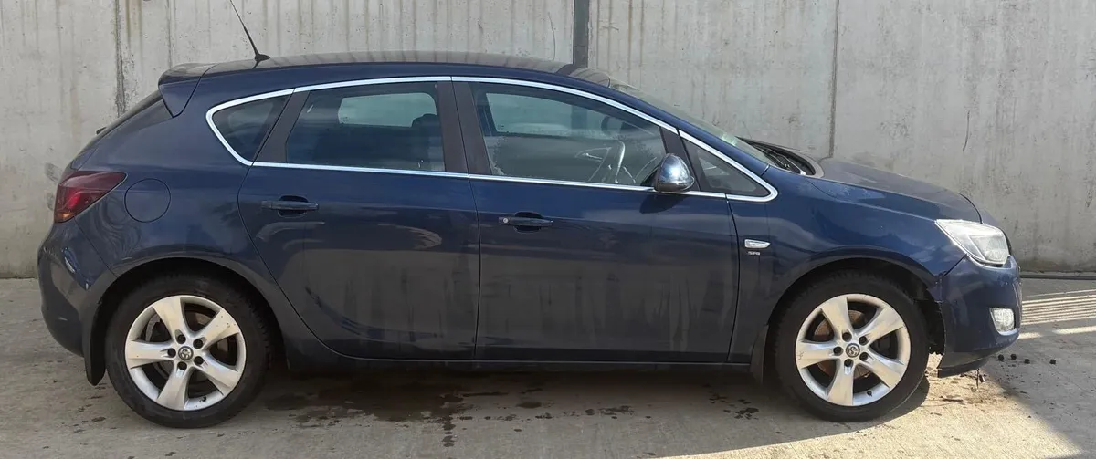 2010 Opel Astra for parts - Image 2