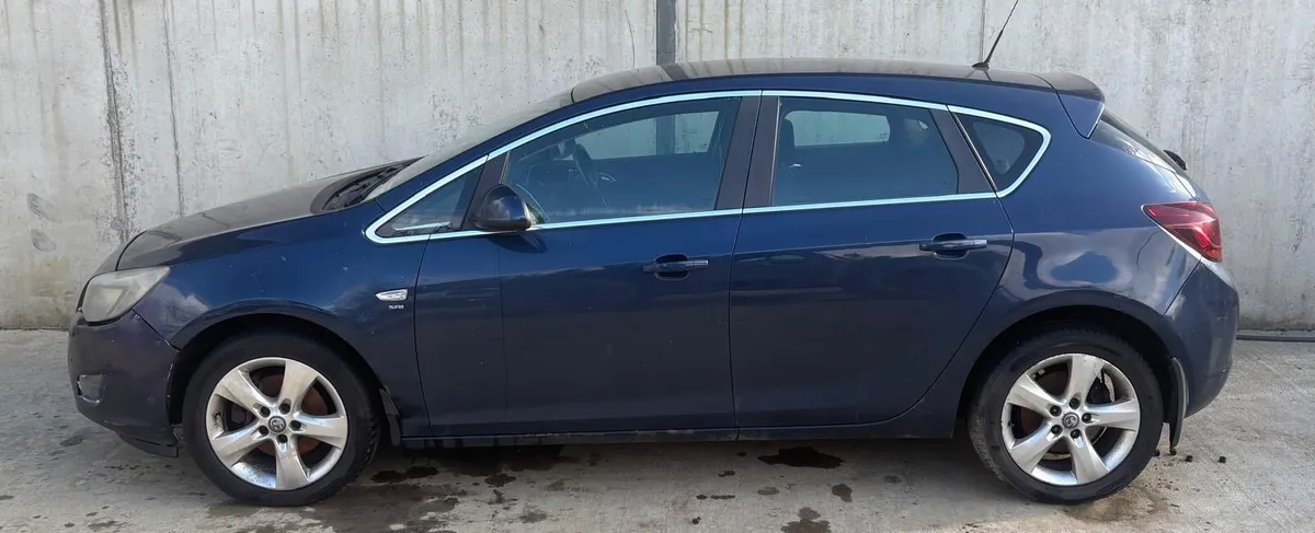 2010 Opel Astra for parts - Image 3