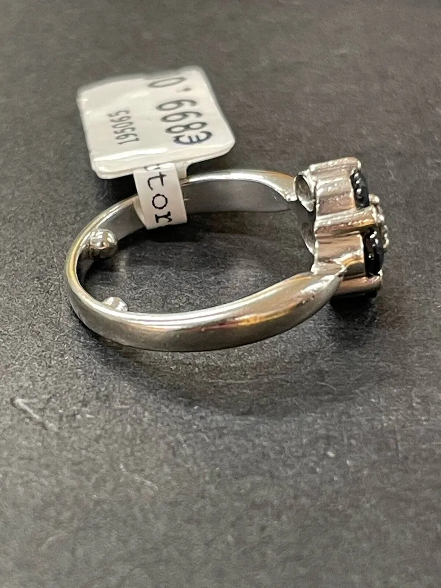 18k white gold sapphire and diamond ring. - Image 2