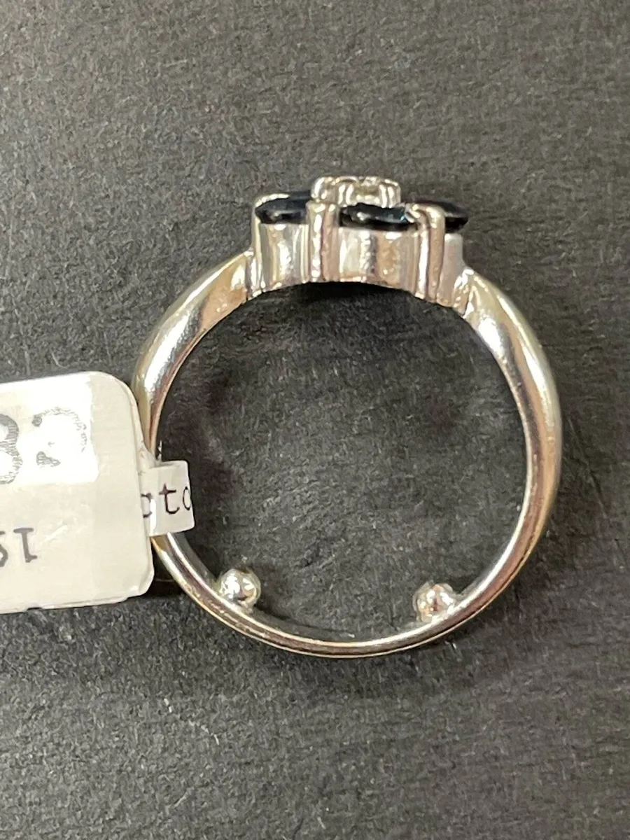 18k white gold sapphire and diamond ring. - Image 3