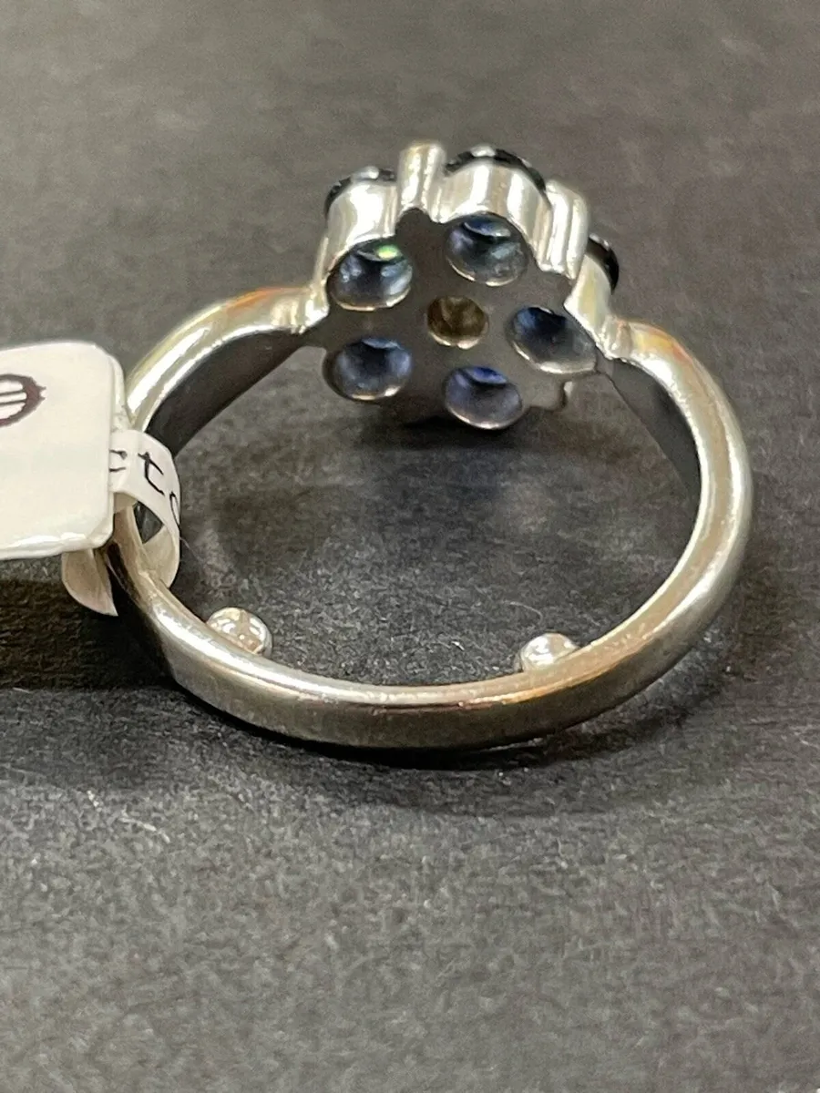 18k white gold sapphire and diamond ring. - Image 4