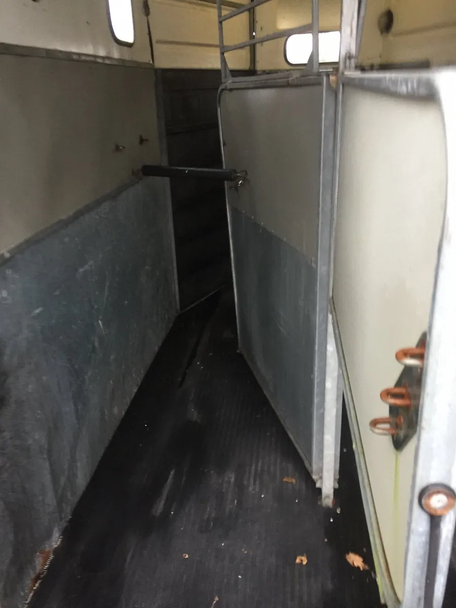 Horse box - Image 2
