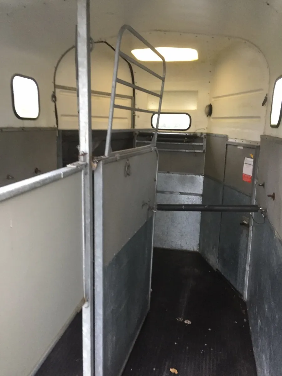 Horse box - Image 1