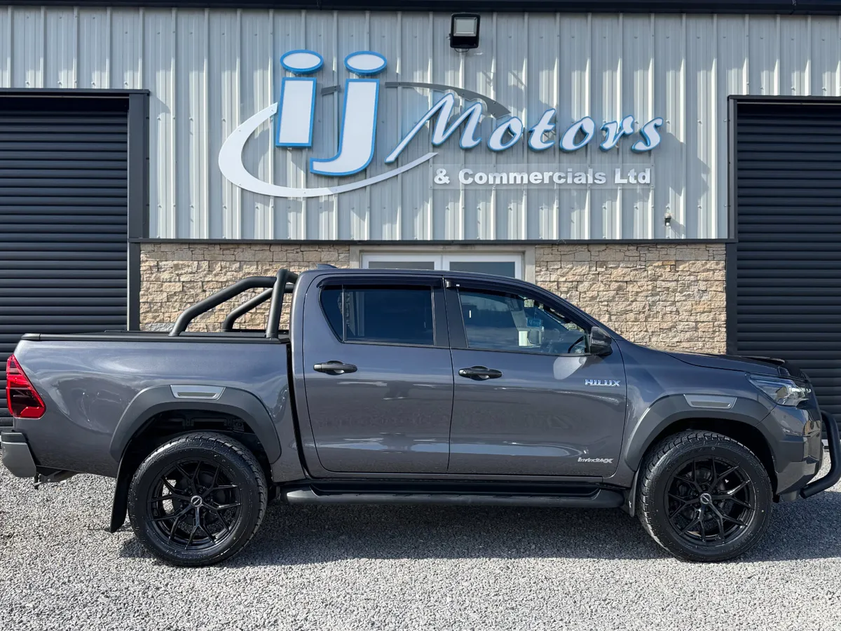 '23 TOYOTA HILUX 2.8 D-4D INVINCIBLE X - Image 4