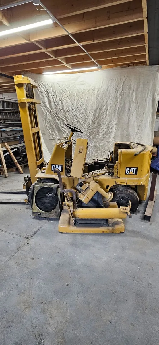 Caterpillar forklift - Image 1