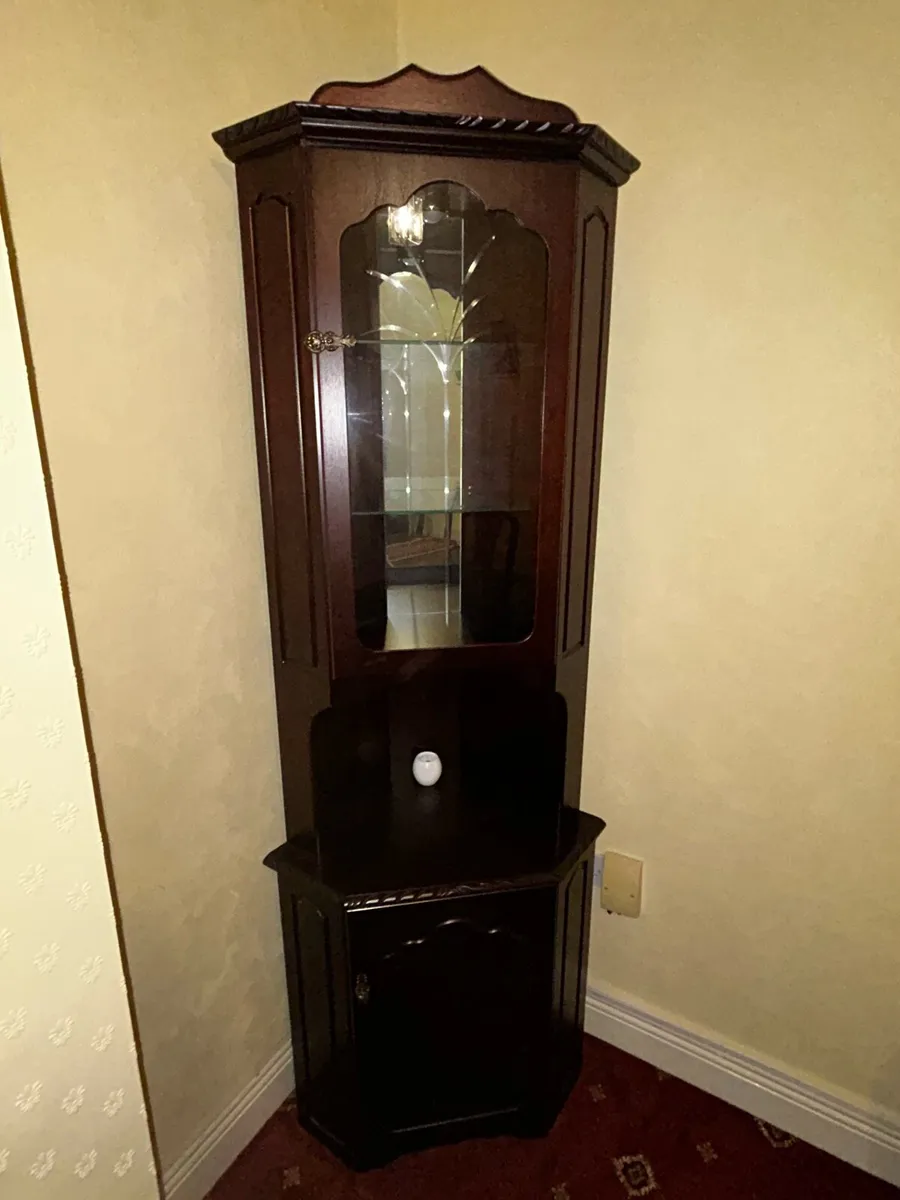 Mahogany corner cabinet - Image 1