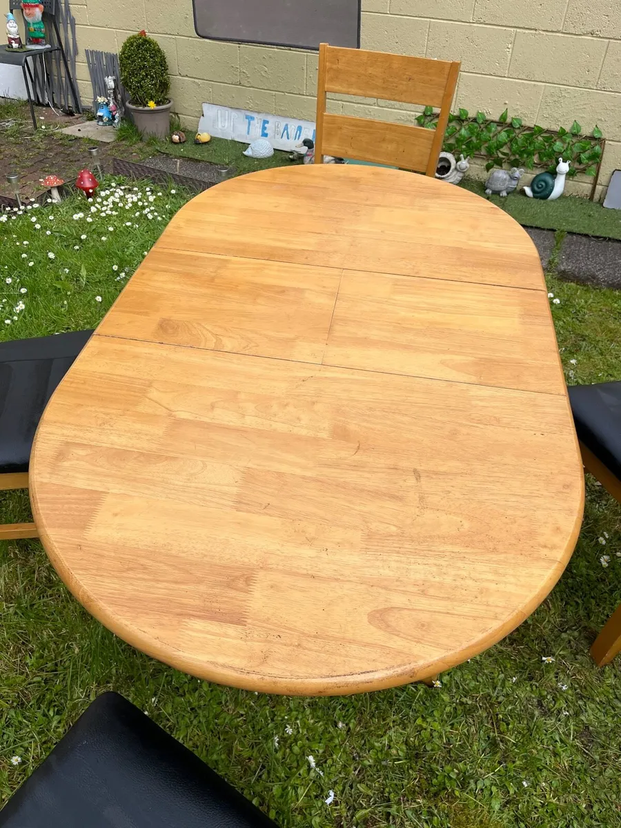 Table and four chairs - Image 1