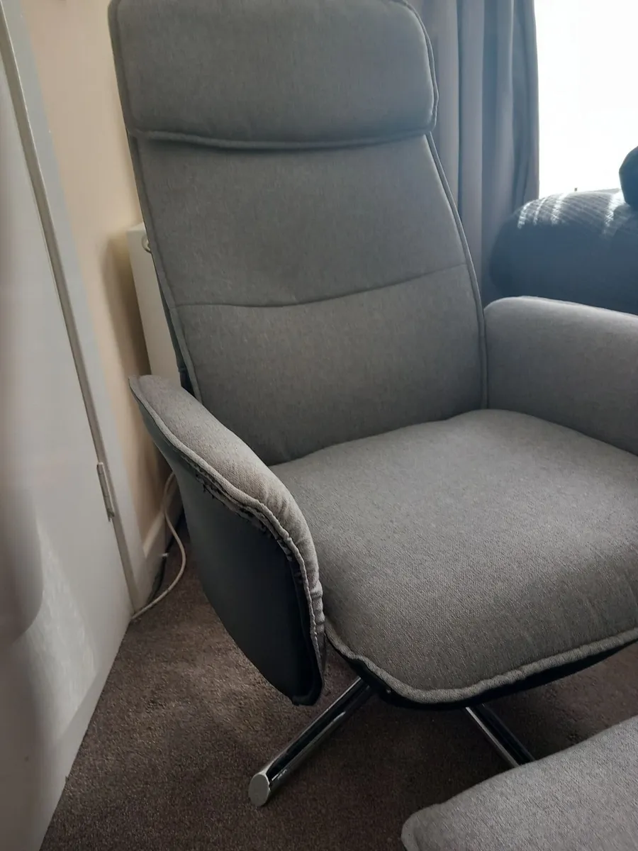 Free.   Swivel sports chair+ footrest. - Image 2