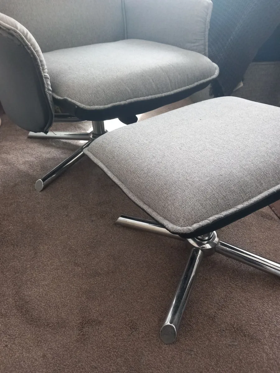 Free.   Swivel sports chair+ footrest. - Image 1
