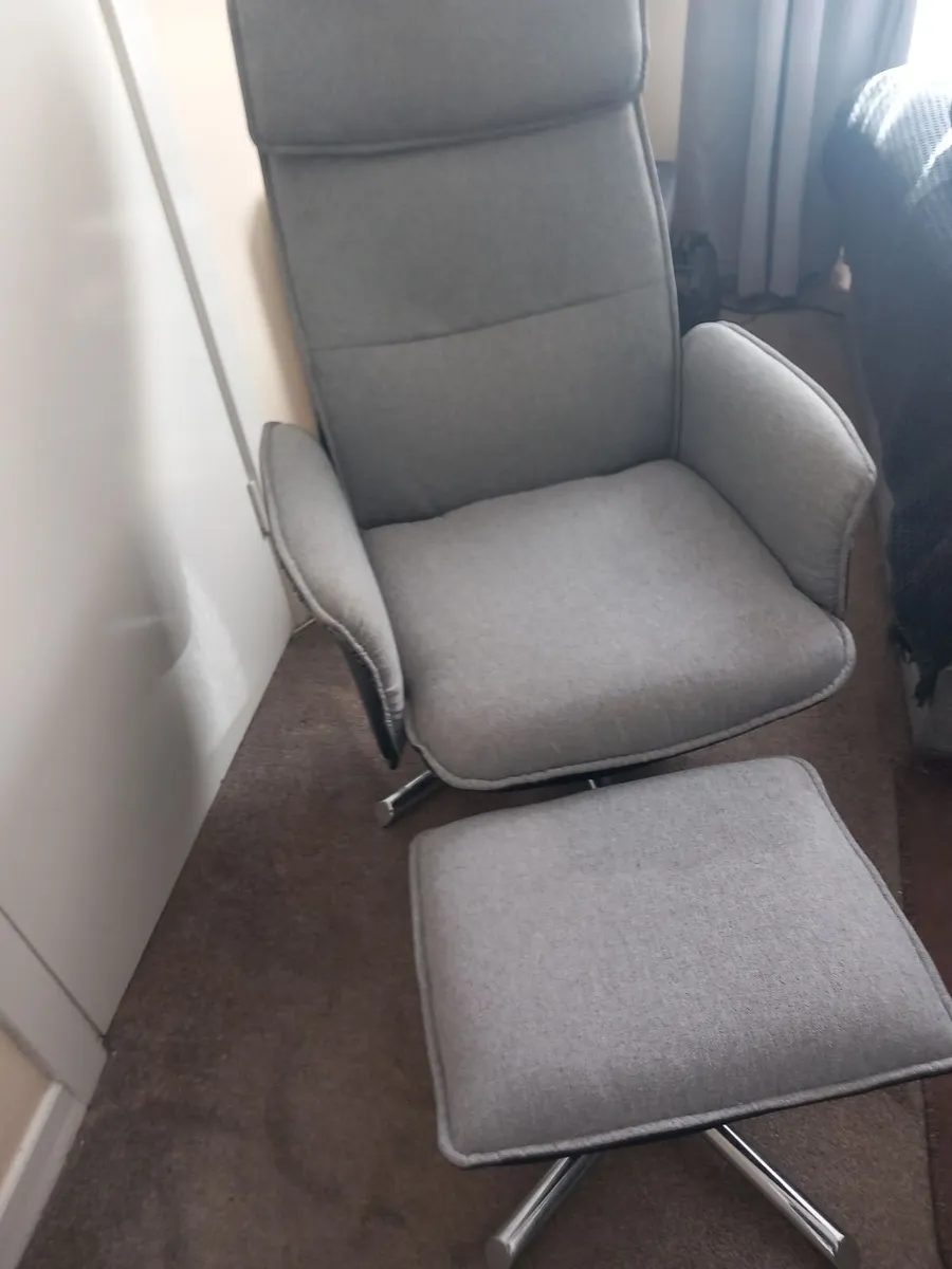 Free.   Swivel sports chair+ footrest. - Image 4
