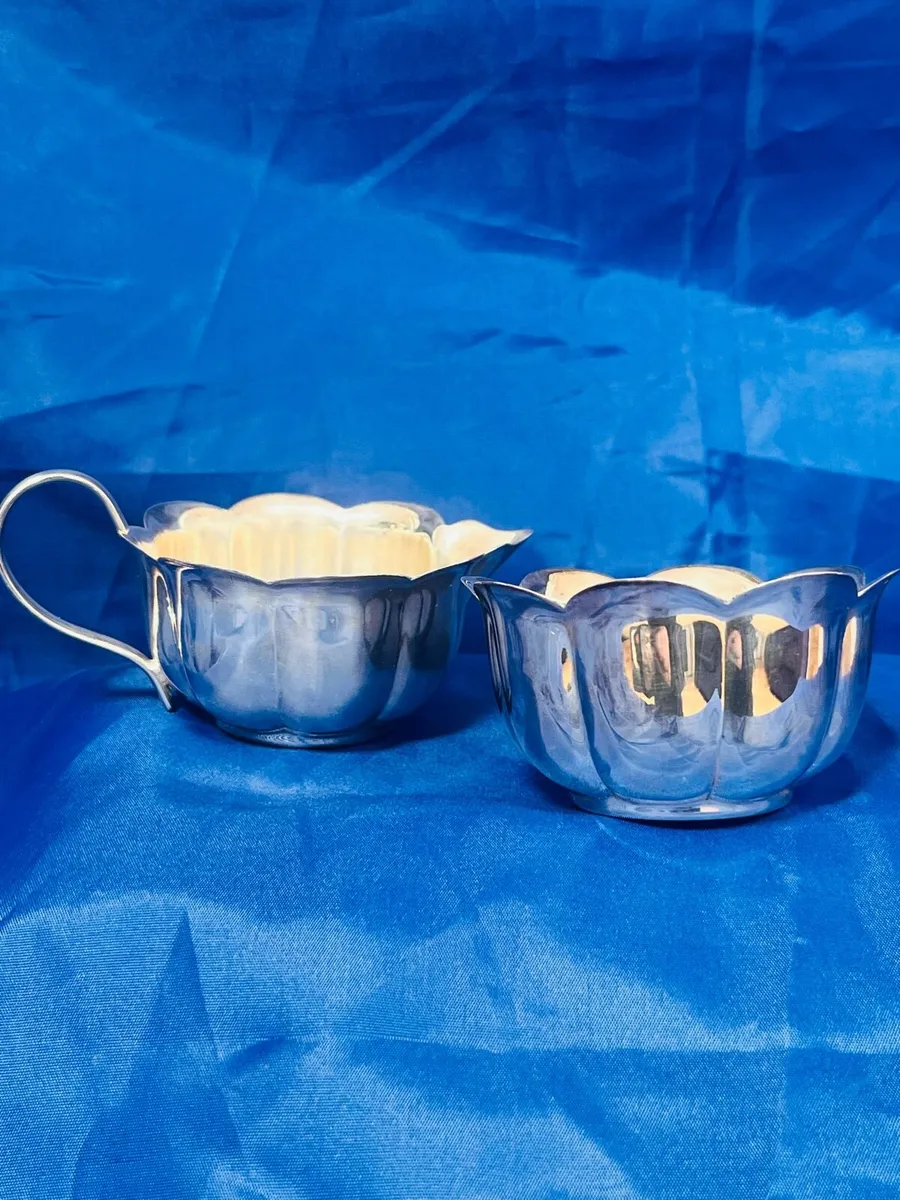 Silver plate jug and sugar bowl - Image 1