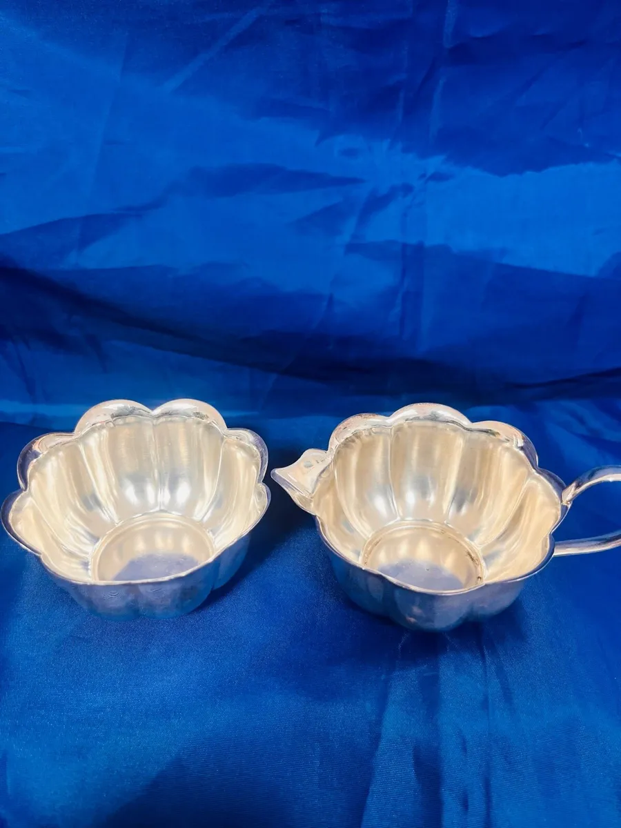 Silver plate jug and sugar bowl - Image 3