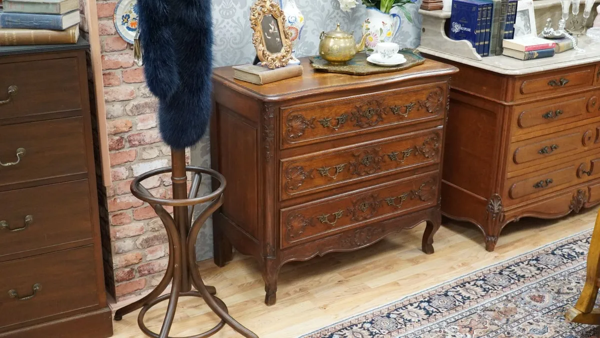 Antique French Oak Commode/Chest of Drawers - Image 1