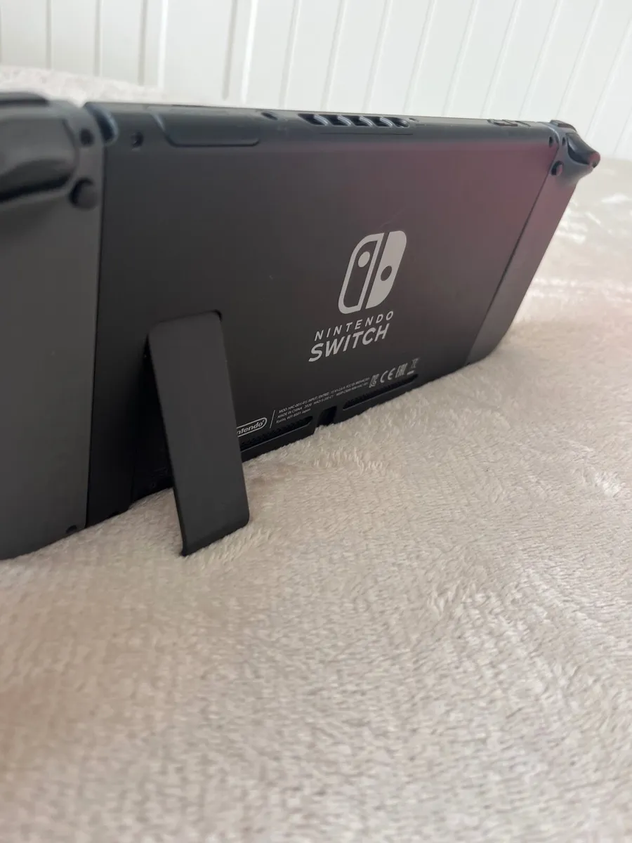 Nintendo Switch Full set + games optional - Image 2