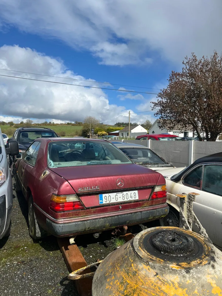 Mercedes 230 couple - Image 1