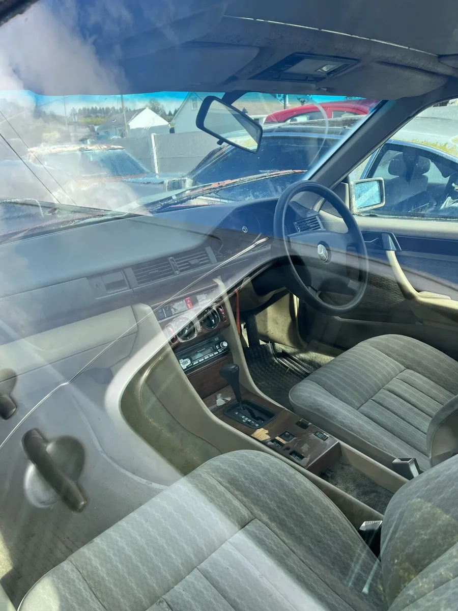 Mercedes 230 couple - Image 3