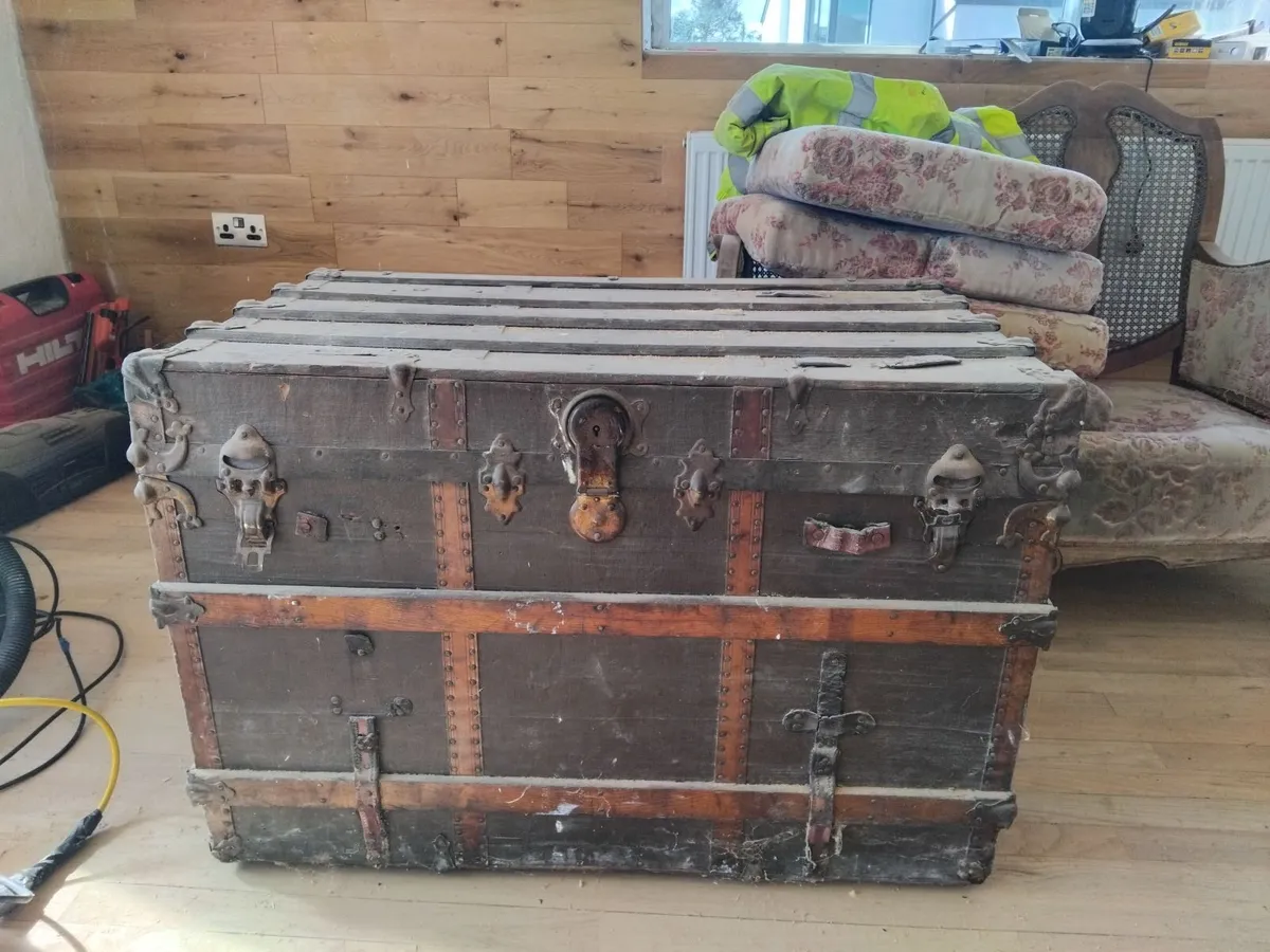 Antique chest - Image 1