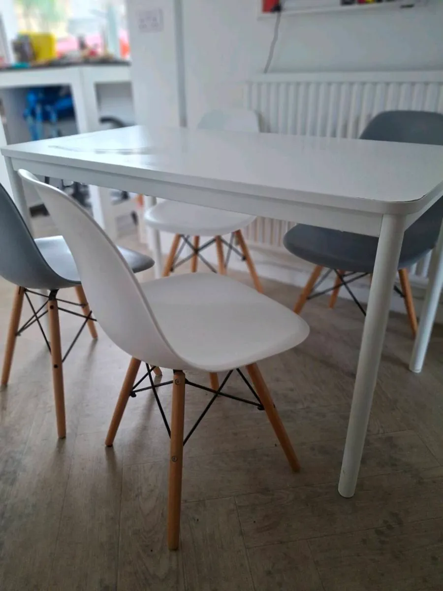 Table and chairs - Image 2