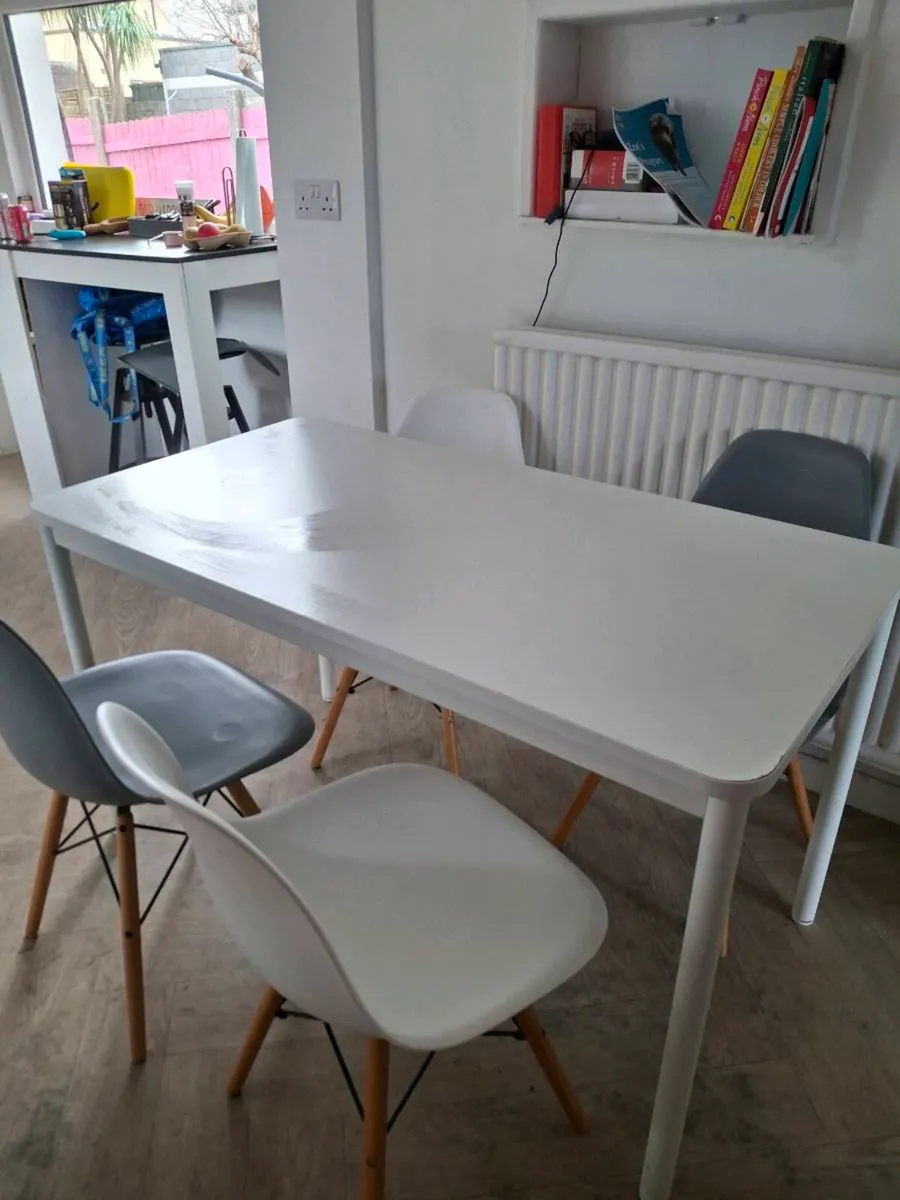 Table and chairs - Image 3
