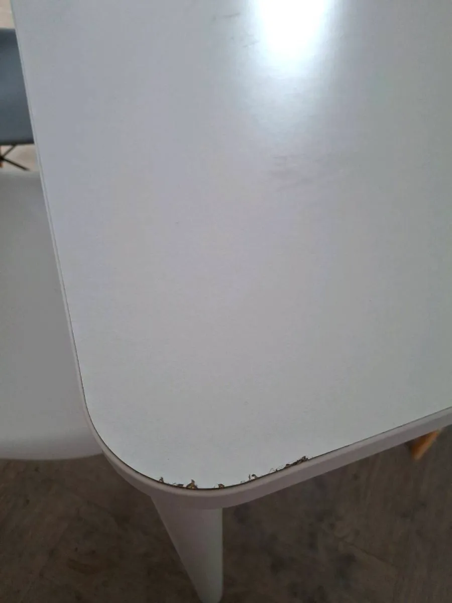 Table and chairs - Image 4