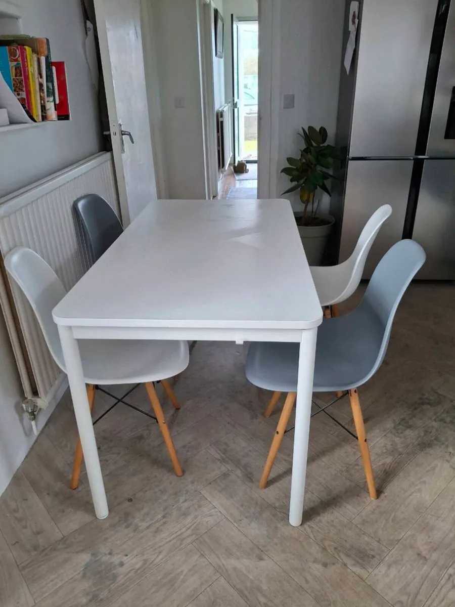 Table and chairs - Image 1