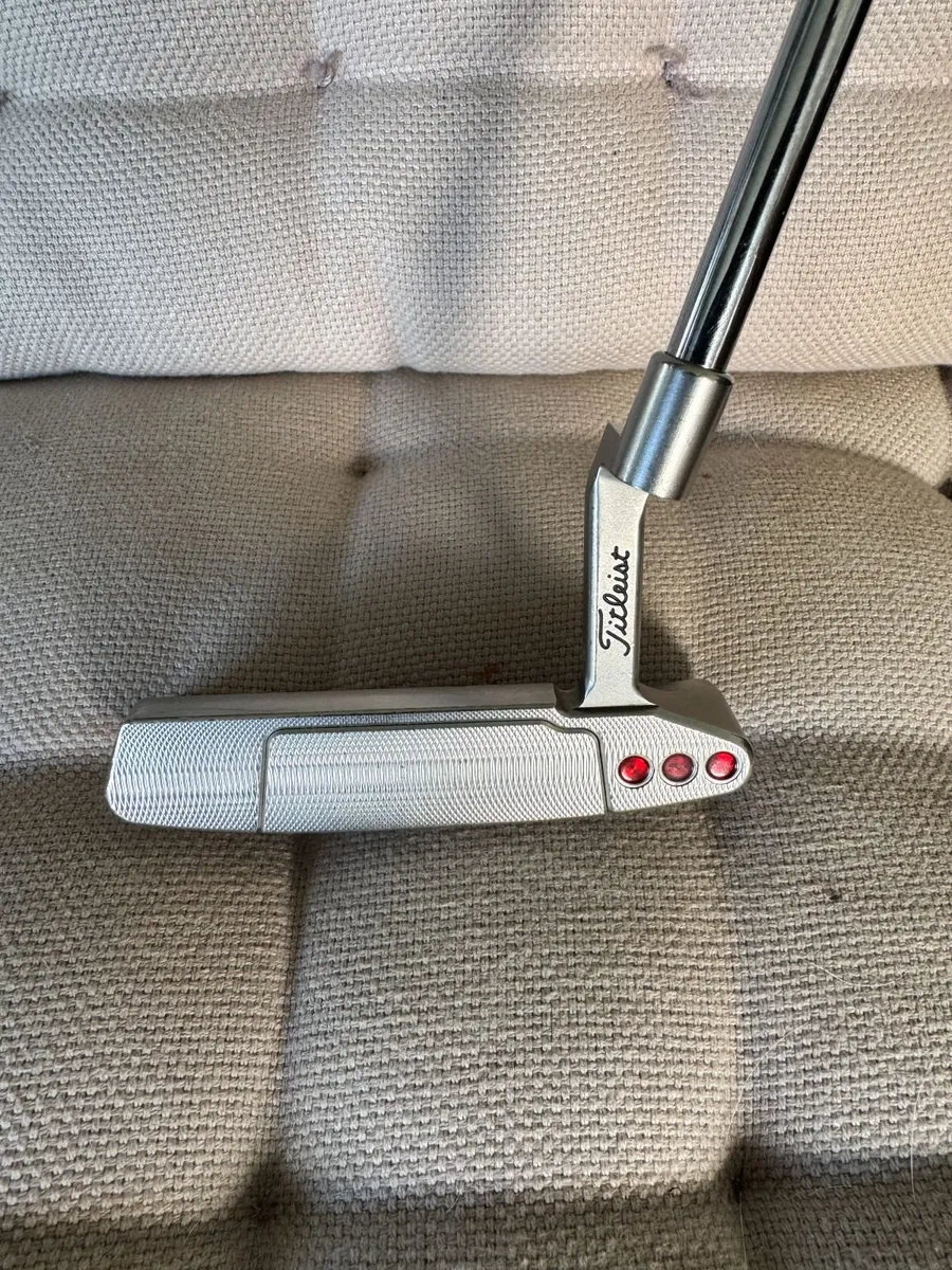 Titleist TSR2 10° Golf Driver and Scotty Putter - Image 2