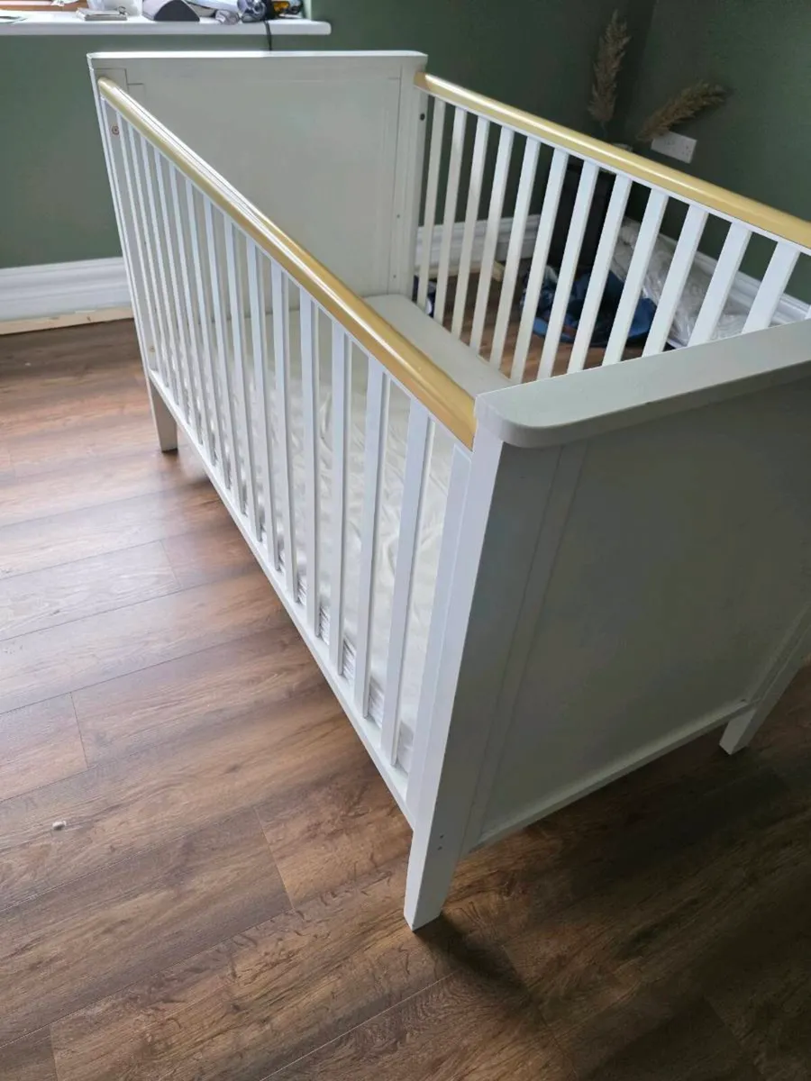 Graco vibrating swing and 5ft cot. - Image 4