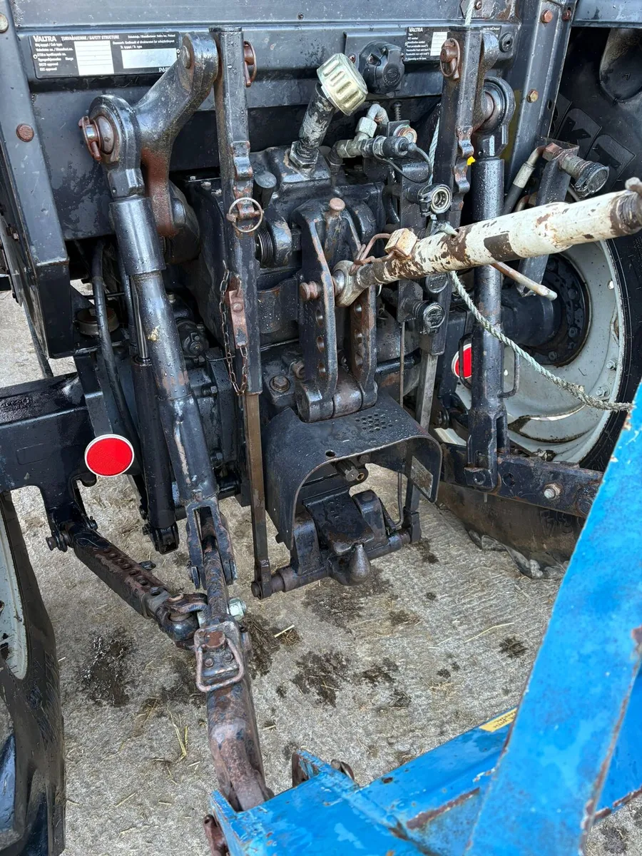 Valtra A95 with power loader - Image 3