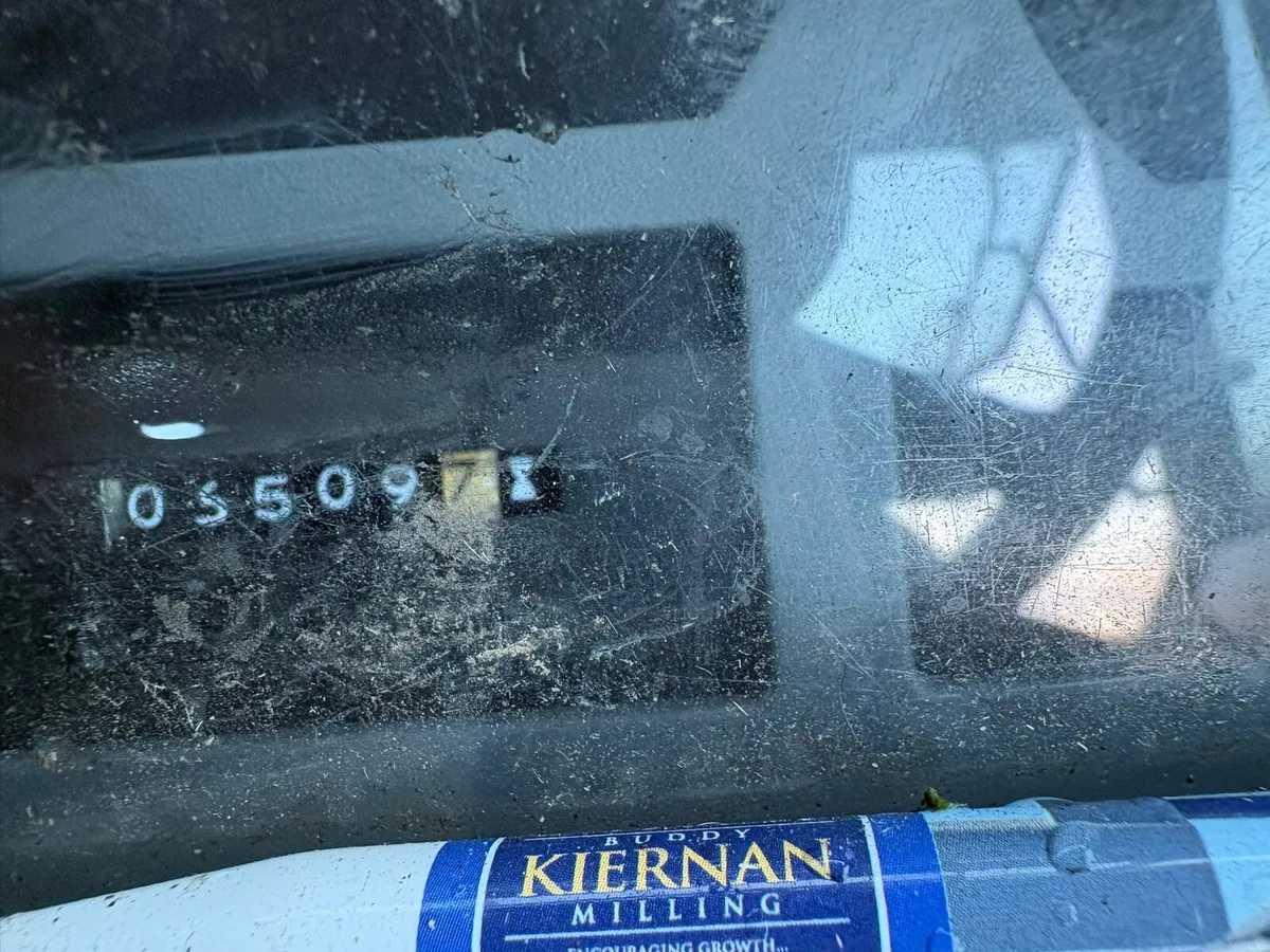 Valtra A95 with power loader - Image 4