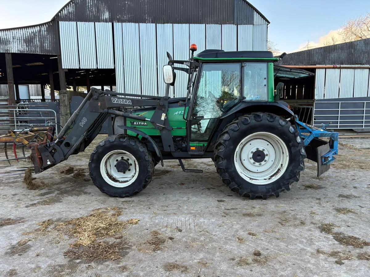 Valtra A95 with power loader - Image 1