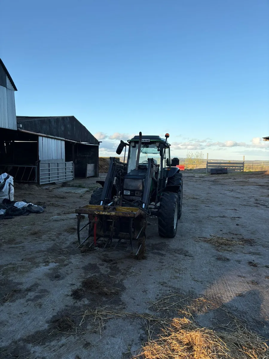 Valtra A95 with power loader - Image 2