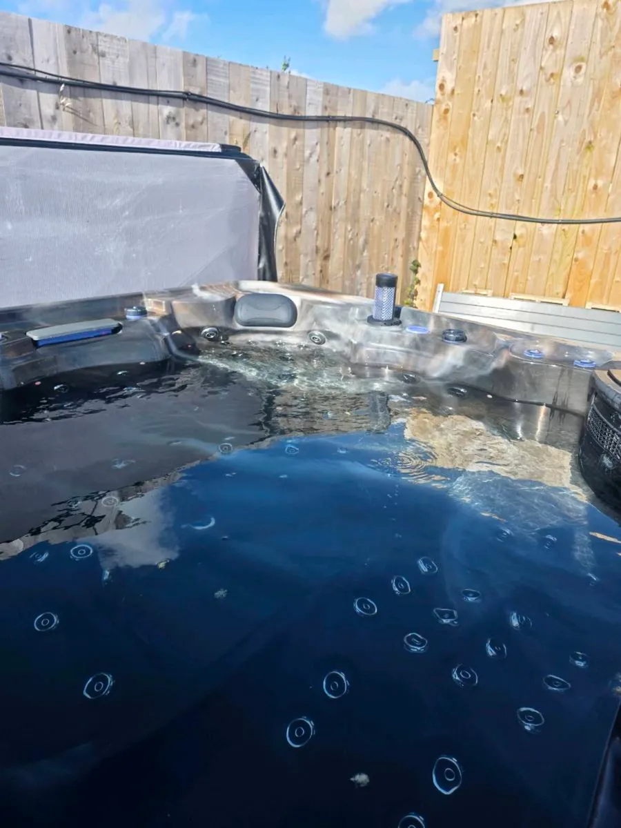6 person hottub - Image 2
