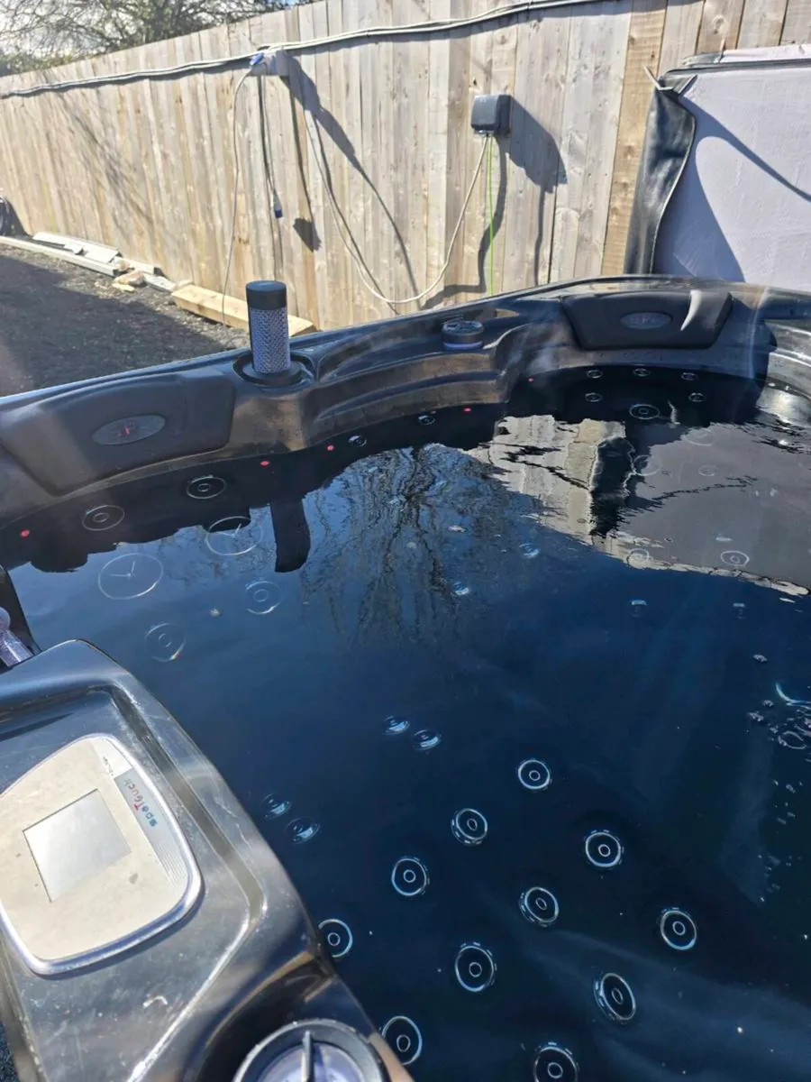 6 person hottub - Image 3