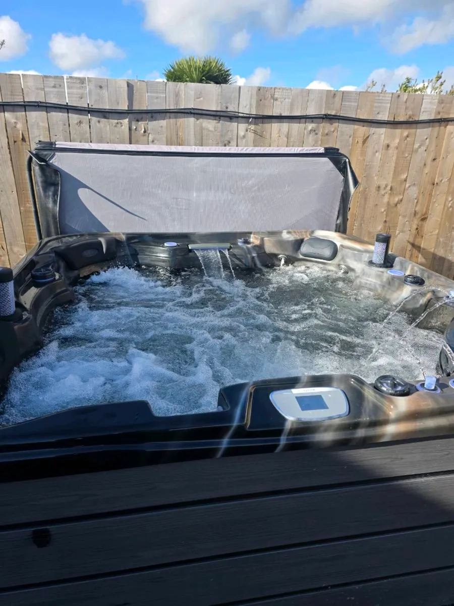 6 person hottub - Image 4
