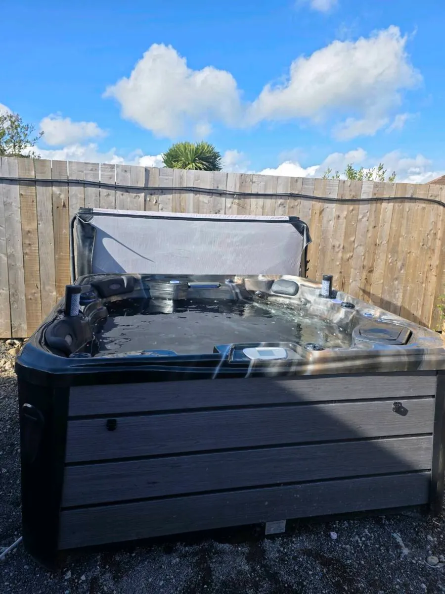 6 person hottub - Image 1