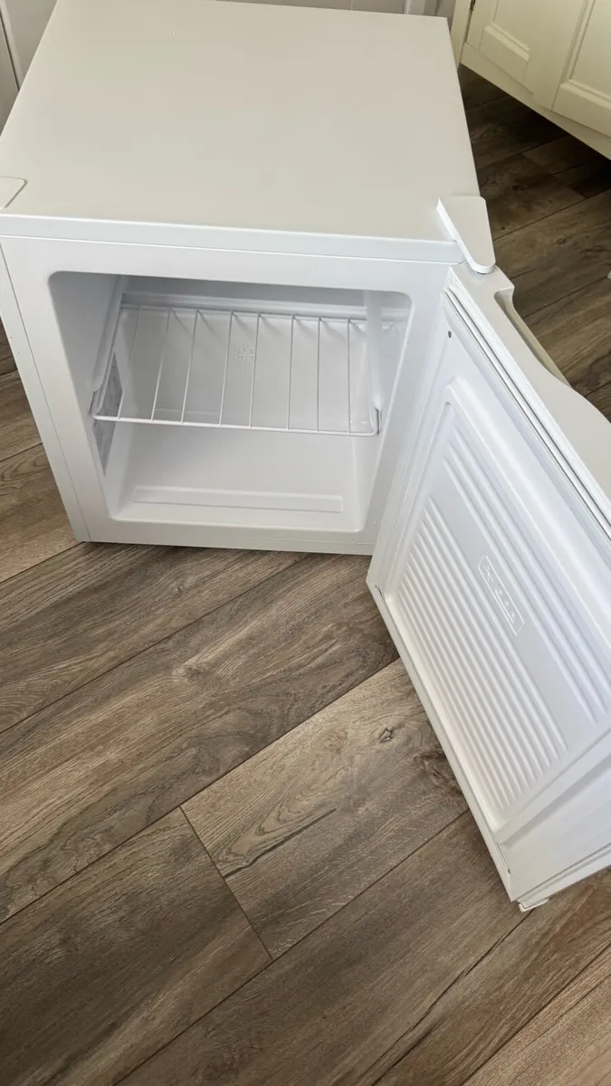 Compact Freezer Logik- as new - Image 2