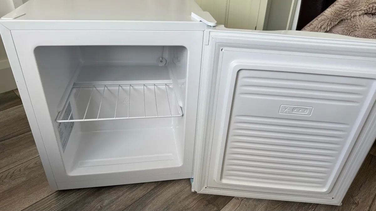 Compact Freezer Logik- as new - Image 4