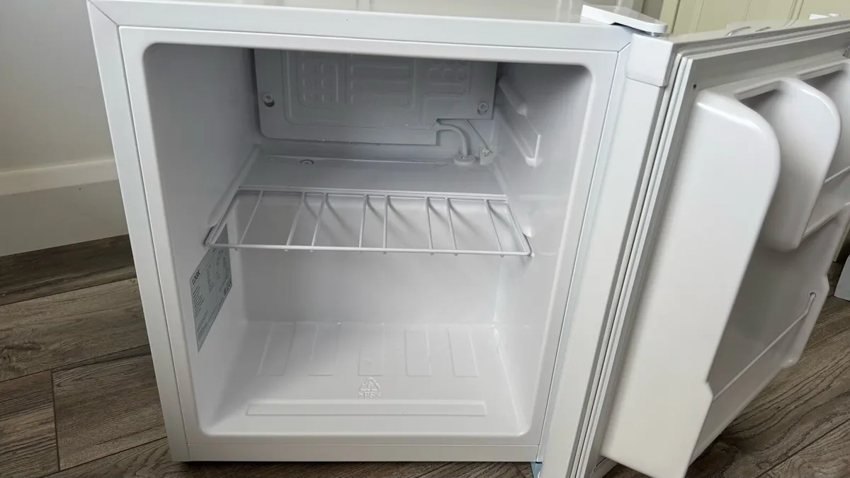 Compact Fridge Logik - as new - Image 3