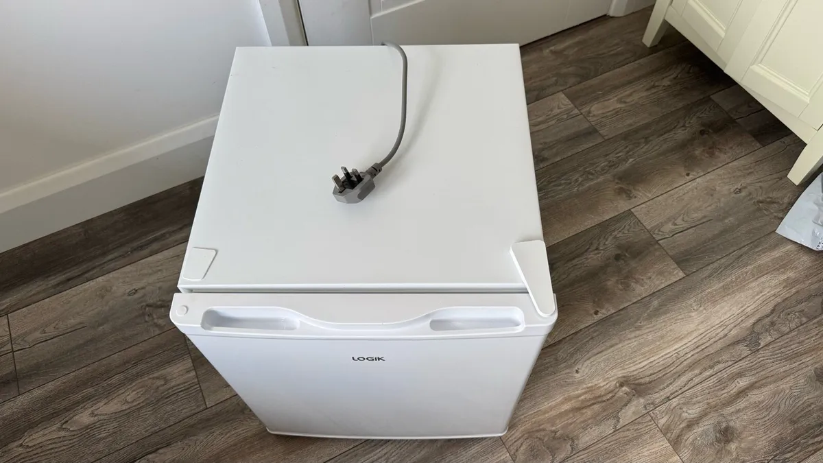 Compact Fridge Logik - as new - Image 2