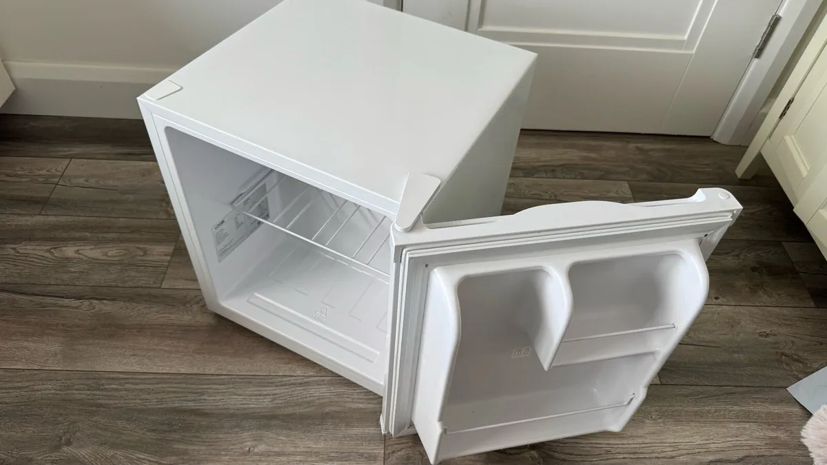 Compact Fridge Logik - as new - Image 4