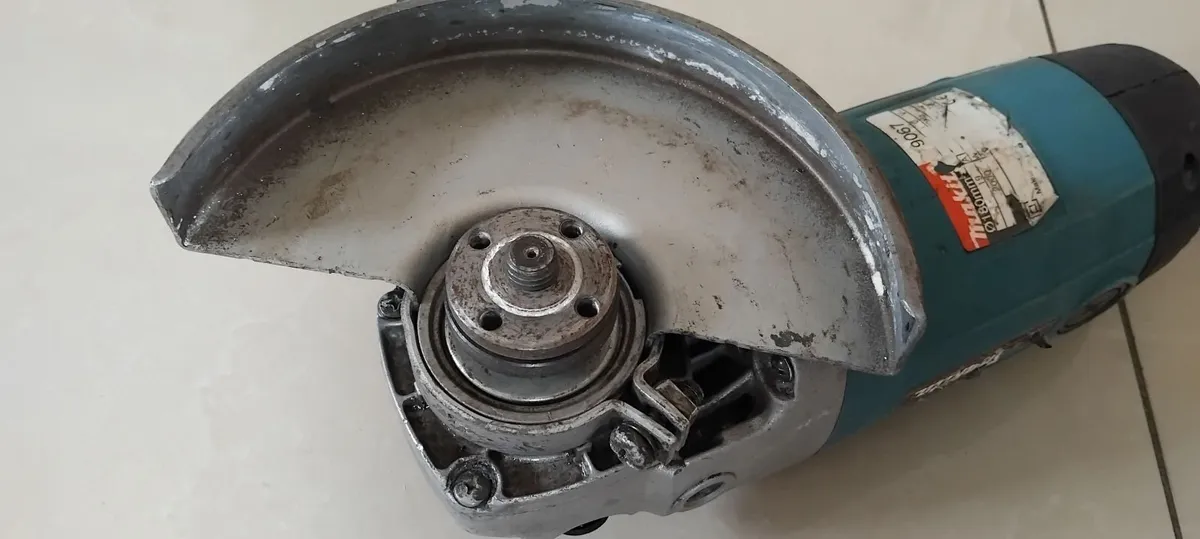 Makita 9067 180mm 7" Angle Grinder 110v - Image 1